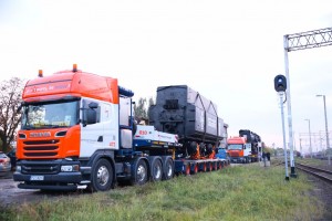 Scania_transportuje_parowoz_Kolejorza_1